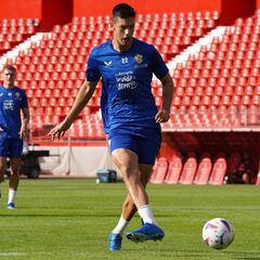 César Montes sufre en el Almería