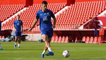 César Montes, en un entrenamiento con el Almería.