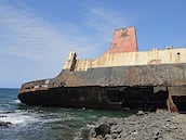 Un barco lleva varado una década en una isla y se convierte en un reclamo para el turismo: “Nos bañamos junto a él y hacemos picnics”