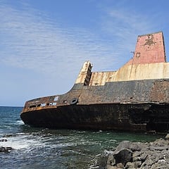 Un barco lleva varado una década en una isla y se convierte en un reclamo para el turismo: “Nos bañamos junto a él y hacemos picnics”