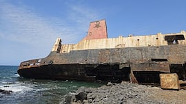 Un barco lleva varado una década en una isla y se convierte en un reclamo para el turismo: “Nos bañamos junto a él y hacemos picnics”