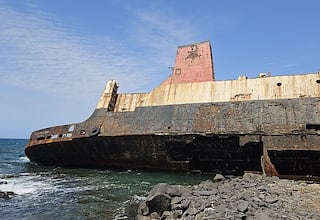 Un barco lleva varado una década en una isla y se convierte en un reclamo para el turismo: “Nos bañamos junto a él y hacemos picnics”