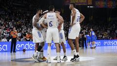 Los jugadores del Real Madrid hablan durante un tiempo muerto del Barcelona-Real Madrid.