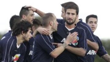 Los jugadores del equipo Sesiones AFE celebran el 1-0.
