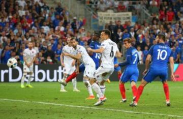 1-0. Antoine Griezmann anotó el primer tanto en el minuto 90.