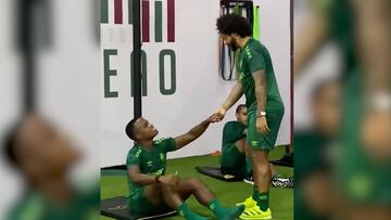 El colombiano ya regresó al club después de la Copa América. Se pondrá a disposición de Mano Menezes y así lo recibieron sus compañeros.