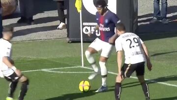 Acorralan a Neymar y sale con este lujo frente a Angers