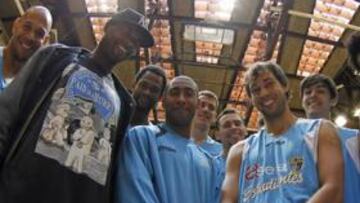 <b>BIEN AVENIDOS. </b>De izquierda a derecha, Fisher, Kirksay, Barnes, Granger, Guerra, Kuric, English, Vicedo, Nogueira, Gabriel y Jaime Fernández. Todo son sonrisas en el Estudiantes.