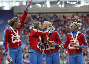 Ryzhova y Firova se proclamaron campeonas en relevos 4x400 en el Mundial de Atletismo de Mosc¨² en 2013. Ambas celebraron la medalla con un beso. Este acto fue visto como una protesta ante la ley rusa contra la propaganada homosexual, aunque poco tiempo despu¨¦s las protagonistas dijeron que se malinterpret¨® su acci¨®n.