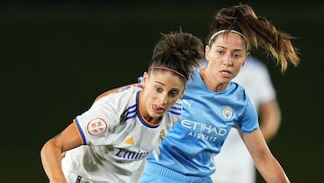 MADRID, SPAIN - AUGUST 31: Esther Gonzalez of Real Madrid is challenged by Vicky Losada of Manchester City during UEFA Women&#039;s Champions League Round 2 match between Real Madrid and Manchester City at Estadio Alfredo Di Stefano on August 31, 2021 in 