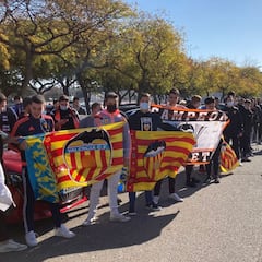 La afición che arropa al Valencia antes de partir a Bilbao