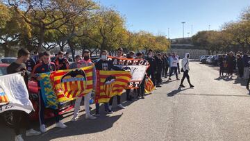 La afición che arropa al Valencia antes de partir a Bilbao