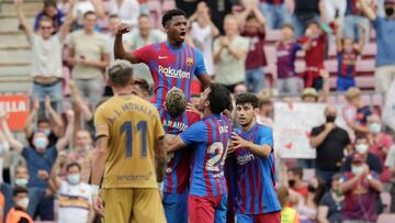 GRAF9484. BARCELONA, 26/09/2021.- El delantero del Fc Barcelona Ansu Fati (detr&aacute;s) celebra su gol durante el partido correspondiente a la s&eacute;ptima jornada de LaLiga Santander de Primera Divisi&oacute;n disputado en el estadio Camp Nou entre F