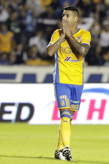 El chileno se ganó a la afición de Pumas por sus buenas actuaciones, Tigres llegó con sus millones y se llevó al volante para tenerlo en la banca.