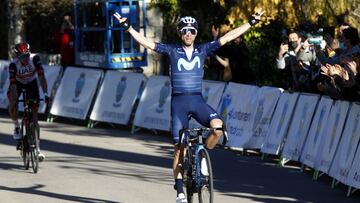 Alejandro Valverde celebra su triunfo en Andratx, por delante de Brandon McNulty.
 
 