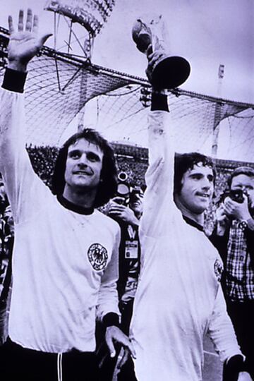 El Torpedo fue el goleador de aquél temible Bayern liderado por Beckenbauer desde la defensa. El delantero se llevó el Balón de Oro en 1970 antes de comenzar su brillante palmarés de equipo con las 3 Copas de Europa conseguidas entre 1974 y 1976, la Euro de 1972 y el Mundial de 1974.