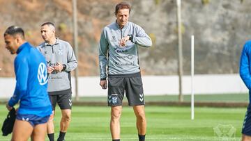 Luis Miguel Ramis, entrenador del CD Tenerife, durante una sesi&oacute;n de entrenamiento.