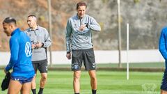 Luis Miguel Ramis, entrenador del CD Tenerife, durante una sesi&oacute;n de entrenamiento.