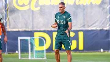 Gaizka Garitano en un entrenamiento en la Ciudad Deportiva Bahía de Cádiz.