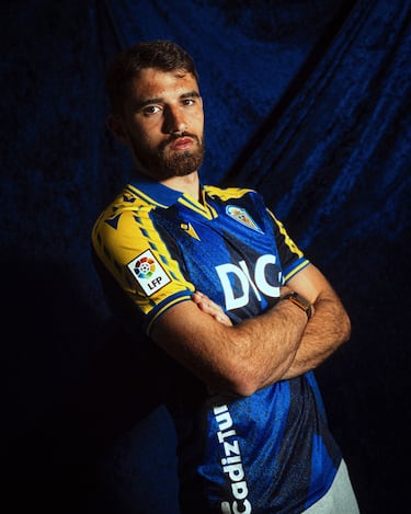 La camiseta está inspirada en una equipación utilizada por el Cádiz CF durante las temporadas 1996/1997 y 1997/1998, un diseño que forma parte de la memoria visual del club. La prenda recupera la combinación de azul y amarillo, colores tradicionales en la identidad cadista, con predominio del azul en el cuerpo principal y detalles en amarillo como contraste. El diseño incorpora elementos inspirados en el modelo original, como la zona gráfica en los hombros y la construcción geométrica en el pecho. La equipación reinterpreta aquellos rasgos históricos con materiales y acabados actuales, manteniendo el equilibrio entre referencia histórica y diseño contemporáneo.