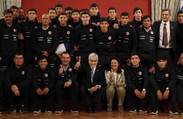 El Presidente de la República, Sebastián Piñera, junto a la Ministra del Deporte, Pauline Kantor, recibe a la Selección Masculina Sub 17 de Fútbol, que clasificó al próximo Mundial de Brasil.