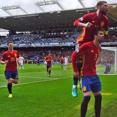 Piqué y Ramos firman la paz en Twitter: vuelven a seguirse