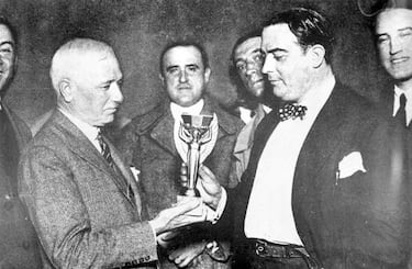 Jules Rimet, presidente de la FIFA (Federación Internacional de Fútbol), entrega el primer trofeo de la Copa Mundial (el Trofeo Jules Rimet) a Raúl Jude, presidente de la Asociación Uruguaya de Fútbol, ​​tras la victoria de Uruguay sobre Argentina por 4-2 en la primera final de la Copa Mundial celebrada en Montevideo, Uruguay.