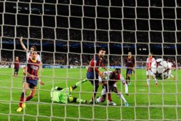 Champions League. Grupo H. Barcelona - Ajax. 3-0. Pique anota el tercer gol en un remate de cabeza.
