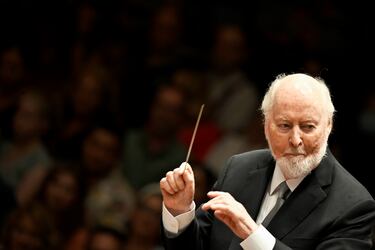 John Williams nació el 8 de febrero de 1932 en Nueva York, EE.UU. 
Es uno de los compositores más célebres de la historia del cine, autor de bandas sonoras icónicas como 'Star Wars', 'Indiana Jones', 'Harry Potter', 'Jurassic Park' y 'La lista de Schindler'. Ha ganado cinco premios Óscar y más de 50 nominaciones, además de múltiples Grammy, BAFTA y Globos de Oro. Su estilo sinfónico ha definido el sonido del cine moderno.

En agosto de 2024 canceló varios conciertos con la Filarmónica de Viena por motivos de salud, lo que generó preocupación. Sin embargo, en abril de 2025 reapareció en un escenario en Los Ángeles, disipando rumores y demostrando que sigue lúcido y activo. A sus 93 años, continúa componiendo y dirigiendo ocasionalmente.