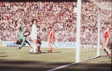 Vicente del Bosque jugador del Real Madrid en 1979 en un partido contra el Rayo Vallecano