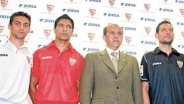<b>DE ESTRENO. </b>Jesús Navas, Renato Dirnei, José María del Nido, Andrés Palop y Diego Capel, en la presentación de las nuevas equipaciones de la temporada 2009-10.