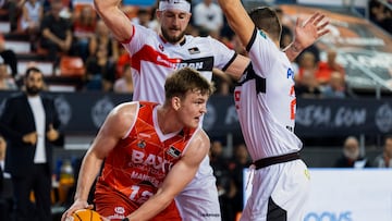 MANRESA (BARCELONA), 11/10/2025.- El ala-pívot letón del Baxi Manresa Marcis Steinbergs (i) es defendido por el ala-pívot croata del Covirán Granada Luka Bozic (d), durante el encuentro de la jornada 2 de la Liga Endesa entre el Baxi Manresa y el Covirán Granada, disputado este sábado en el Pabellón Nou Congost de Manresa. EFE/Siu Wu