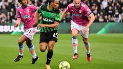 Sassuolo's French forward Armand Lauriente (C) challenges Juventus' Colombian defender Juan Cuadrado (L) and Juventus' Italian defender Federico Gatti during the Italian Serie A football match between Sassuolo and Juventus on April 16, 2023 at the Mapei stadium in Sassuolo. (Photo by Alberto PIZZOLI / AFP) (Photo by ALBERTO PIZZOLI/AFP via Getty Images)