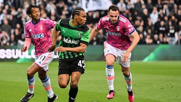 Sassuolo's French forward Armand Lauriente (C) challenges Juventus' Colombian defender Juan Cuadrado (L) and Juventus' Italian defender Federico Gatti during the Italian Serie A football match between Sassuolo and Juventus on April 16, 2023 at the Mapei stadium in Sassuolo. (Photo by Alberto PIZZOLI / AFP) (Photo by ALBERTO PIZZOLI/AFP via Getty Images)