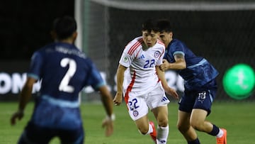 AME5678. VALENCIA (VENEZUELA), 31/01/2025.- Lucas Guiñazu de Paraguay disputa un balón con Leandro Hernández de Chile