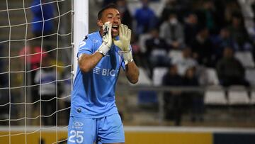 Futbol, Universidad Catolica vs Sporting Cristal.
Copa Libertadores 2022.
El arquero de Universidad Catolica Sebastian Perez, juega el balón contra Sporting Cristal durante el partido por el grupo H de la Copa Libertadores realizado en el estadio San Carlos de Apoquindo, Santiago, Chile.
12/04/2022
Jonnathan Oyarzun/Photosport
Football, Universidad Catolica vs Sporting Cristal.
2022 Copa Libertadores Championship.
Universidad Catolica’s goalkeeper Sebastian Perez, play the ball against Sporting Cristal during the match of group H of the Copa Libertadores championship held at the San Carlos de Apoquindo stadium in Santiago, Chile.
04/12/2022
Jonnathan Oyarzun/Photosport