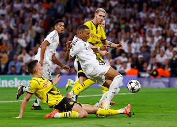 2-2. El VAR valida el gol de Vinicius. Recibe Mbappé al borde del área, no hay fuera de juego, se interna y el despeje de Nico Schlotterbeck llega al delantero brasileño para anotara a placer el empate.