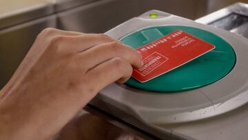 Archivo - Una persona valida su abono en los tornos de entrada del metro de Ciudad Lineal, Madrid (España), a 21 de septiembre de 2020. Ciudad Lineal es uno de los seis distritos de la capital que posee zonas básicas de salud (Doctor Cirajas, Ghandi, Daro