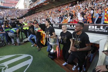 Valencia streets packed as fans celebrate with Copa del Rey winning team