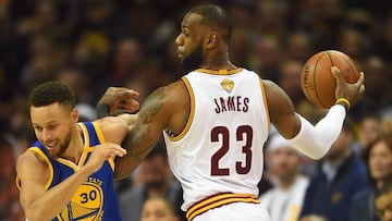 LeBron James, ante Stephen Curry, durante las Finales de la NBA 2016.