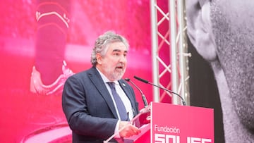 El presidente del Consejo Superior de Deportes, José Manuel Rodríguez Uribes, interviene durante la inauguración de la escultura Andrés Iniesta.