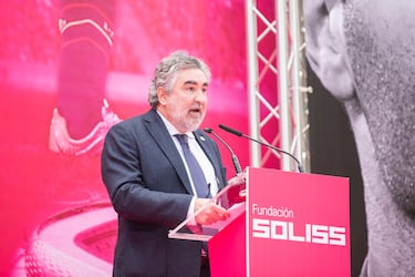 El presidente del Consejo Superior de Deportes, José Manuel Rodríguez Uribes, interviene durante la inauguración de la escultura Andrés Iniesta.