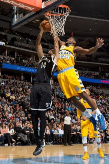 Kenneth Faried tapona a Shaun Livingston. 