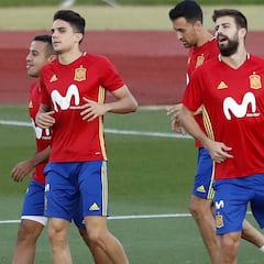 Piqué tuitea sobre el 1-O en la concentración de España