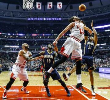 David West lanza ante la marca de Joakim Noah.