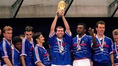 Zidane levantando la Copa del Mundo en 1998.