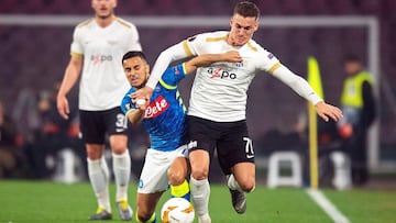 EPA5810. N&Aacute;POLES (ITALIA), 21/02/2019.- El centrocampista franc&eacute;s del N&aacute;poles Adam Ounas (i) disputa un bal&oacute;n con el centrocampista suizo del FC Z&uacute;rich Benjamin Kololli (d) durante el partido entre ambos equipos correspo