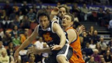 El base del Uxue Bilbao Raúl López (i) y el pívot ucraniano del Valencia Basket, Serhiy Lishchuk, en una acción del partido correspondiente a la decimosexta jornada de la liga ACB de baloncesto que se disputa en el pabellón Fuente de San Luis.