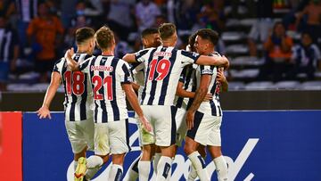 AMDEP9000. CÓRDOBA (ARGENTINA), 06/04/2022.- Jugadores de Talleres celebran un gol de Héctor Fertoli hoy, en un partido de la Copa Libertadores entre Talleres y Universidad Católica en el estadio Mario Alberto Kempes en Córdoba (Argentina). EFE/Pedro Castillo
