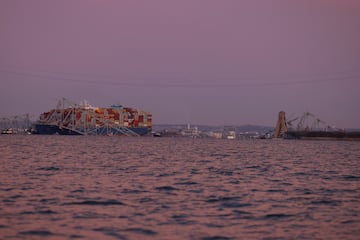 La compañía propietaria del Dali ha confirmado en un comunicado recogido por The New York Times que su embarcación colisionó con el puente a la 1.30 de la madrugada.